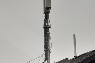 Funkmast an Gießereistraße geplant - Große Mobilfunkantennen - hier auf dem Rittersgrüner Telekom-Gebäude - sind im Erzgebirge keine Seltenheit mehr. Der bei Bermsgrün geplante Betonmast hat mit 30 Metern Höhe ein anderes Kaliber.