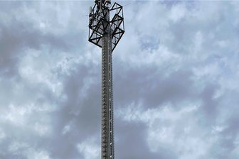 Funkmast-Posse in Weißensand: Stromanschluss steht weiter in den Sternen - Seit kurzem läuft ein neuer Diesel am Funkturm.