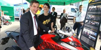 Funkspezialist Digades wird ostdeutsches "Unternehmen des Jahres" - Beim Verkehrssicherheitstag 2016 auf dem Sachsenring erklärte Christin Fonfara von der Zittauer Firma Digades Sachsens Verkehrsminister Martin Dulig (SPD) die Weltneuheit für Motorräder: Ein automatisches Notrufsystem.
