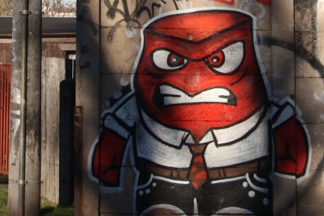Funktionsstörung - "Sag Hallo" (Say Hello) steht über diesem Graffito in Chemnitz, das "Wut" zeigt, einen Charakter aus dem Kinofilm "Alles steht Kopf". Der Film demonstriert, wie Gefühle das Handeln der Menschen bestimmen und was passiert, wenn ein destruktiver Kerl wie "Wut" das Kommando übernimmt.
