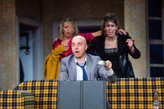 „Funny Money“-Premiere in Chemnitz: Eskapaden an der Oberfläche! - Magda Decker (rechts) als Jean, Patrick Berg als Henry und Andrea Zwicky als Betty in „Funny Money“. Das Stück feierte am Samstag auf der Spinnbau-Bühne der Theater Chemnitz eine umjubelte Premiere.