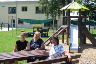 Fusion der Kindergärten Werda und Kottengrün abgeschlossen: Laura-Michelle Pommer leitet neue Kita „Eimbergstrolche“ - Die neue Kita-Leiterin Laura-Michelle Pommer mit ihren Vorgängerinnen Gaby Hüttner und Romy Renz (von links).