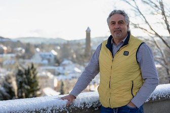 Fusioniert Auerbach bald mit Rodewisch? - Auf der Moltkebrücke, im Hintergrund die Stadt, deren Oberhaupt Manfred Deckert seit 2008 ist: Der Oberbürgermeister, der im März 61 wird, will noch eine Amtszeit machen. "Ich fühle mich fit", sagt er.