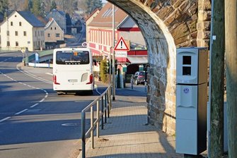Fuß vom Gas auf der B 173: Blitzer in Naundorf geht in Betrieb - Der stationäre Blitzer an der B 173 im Tempo-30-Abschnitt in Naundorf in Richtung Freiberg ist jetzt scharf geschaltet. 