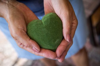 Fußabdruck und Handabdruck: Was sie fürs Klima bedeuten - Schon mal vom CO2-Handabdruck gehört? Er zeigt, welche Auswirkungen individuelle Handlungen auf die Klimabilanz anderer Menschen haben.
