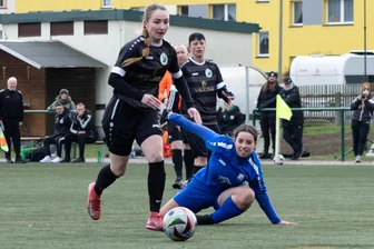 Fußball: Abbruch nach 15 Minuten – Dem Gegner von Merkur Oelsnitz gehen die Spielerinnen aus - Merkurs Kristin Steinel (links) hat gerade Kirchbergs Keeperin Jasmin Köhler (am Boden) verladen und ist auf dem Weg zum 1:0.