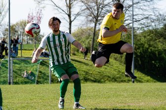 Fußball: Altmittweidaer Kapitän trifft im Derby und das Spitzenduo patzt - Rico Ludwig trifft hier mit einer Direktabnahme zum 2:0 für den SCA in Claußnitz.