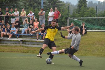 Fußball am Wochenende: Balkonparty in Thalheim und spannendes Saisonfinale für Oelsnitz - Läuft alles nach Plan, feiert der Oelsnitzer FC am Sonntag gleich doppelt. Zum einen die Meisterschaft, zum anderen kann sich Marcus Seim die Torjägerkrone aufsetzen.