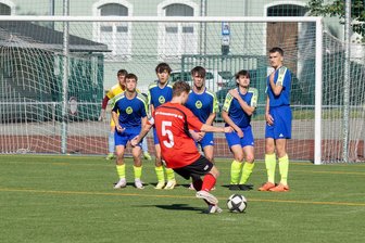 Fußball: Annaberger A-Junioren verteidigen Tabellenführung - Aaron Küttner zielt bei diesem Freistoß ganz genau. Wenige Sekunden später steht es 2:0 für die A-Junioren des VfB Annaberg.