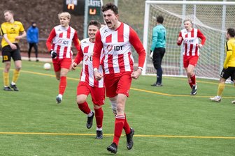 Fußball: Annaberger Erfolgslauf in der Landesklasse geht weiter - Der Bann ist gebrochen: Der Annaberger Luca Lautz (vorn) schreit die Freude über seinen Führungstreffer gegen den VfB Auerbach II heraus. Vorlagengeber Richie Schulze ist einer der ersten Gratulanten.