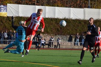 Fußball: Annaberger verteidigen mit Kantersieg Tabellenführung der Sachsenklasse - Hier verpasst Florian Weiß nur knapp den Ball, nachdem Rapid-Keeper Eric Pfau (Nr. 69) eine Flanke unterlief. Gleich dreimal trug sich Weiß später in die Torschützenliste ein.