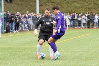 Fußball: Annaberger ziehen sich im Sachsenpokal gegen Erzgebirge Aue achtbar aus der Affäre - Stand erwartungsgemäß öfters im Mittelpunkt: VfB-Torwart Franz Sander, der hier vor Aues Ricky Bornschein am Ball ist, konnte sich einige Male auszeichnen.