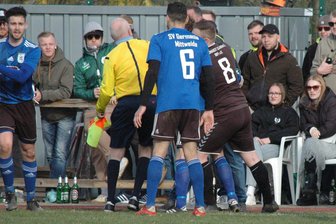 Fußball: Anti-Meckerregel spaltet die Gemüter im Erzgebirge - Schiedsrichter unter Dauerfeuer: Szenen wie hier zwischen Claußnitz und Mittweida II in diesem Jahr soll es in Zukunft nicht mehr geben.