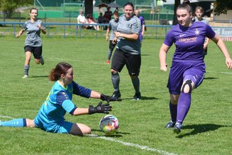Fußball: Auer Frauen quälen sich in Dresden zum Sieg - Michaela Weidauer (r.) – hier in einer früheren Partie – brachte die Veilchen beim 1. FFC Fortuna Dresden II in Führung.