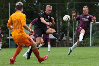 Fußball: Bad Brambach hält gegen Sachsenklasseteam 70 Minuten gut mit - Bad Brambachs Nico Heise (Mitte) klärt hier vor dem heranstürmenden Irfersgrüner Franz Gündel (rechts)