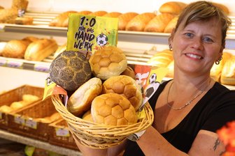 Fußball-Begeisterung vor Pokalkracher in Glauchau: Bäckerei bringt Ball-Muster auf die Brötchen - Sindy Zwicker mit den Brötchen mit dem Fußball-Muster.
