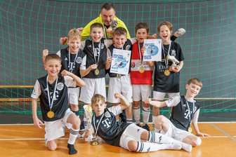 Fußball: Beim Drachencup des SC Syrau sind sogar Dynamo Dresden, Erzgebirge Aue und der Chemnitzer FC dabei - Der VFC Plauen hat beim 1. Drachen-Cup den Wettbewerb der E-Junioren gewonnen.