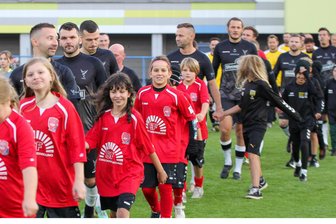 Fußball-Benefizkick: Die „Ossis“ von Vogut gewinnen auch das Rückspiel gegen die Oberfranken - Die Vogut-Auswahl aus dem Vogtland (hier beim Einlauf) ging auch aus dem Rückspiel mit 4:2 als Sieger hervor.