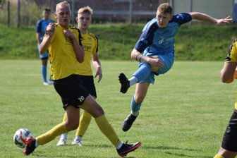 Fußball: Blitzstart des SC Altmittweida reicht gegen den BSC Freiberg nicht aus - Mustergültige Schusshaltung: Altmittweidas Pascal Claußnitzer zieht ab, Kevin Budach (l.) und Paul Bauch können nicht eingreifen. Am Ende drehte der BSC aber einen zweimaligen Rückstand noch. 