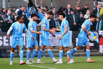 Fußball: Bozic köpft den Chemnitzer FC ins Halbfinale - Der Matchwinner hat wieder zugeschlagen: Torjubel beim CFC nach dem 1:0 durch Dejan Bozic (Mitte).