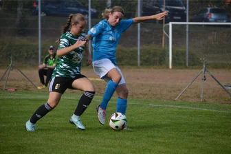 Fußball: Brechen Herolderinnen den Bann? - Resi Bergelt (l.) – hier beim 0:4 gegen den Chemnitzer FC – und die Fußballerinnen des ESV Eintracht Thum-Herold stehen derzeit noch ohne Zähler da.