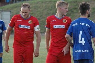 Fußball-Brüder Dartsch bei Fortschritt Lunzenau: Als der Hausarzt bei der Verpflichtung half - Der grimmige Blick trügt: Philipp (l.) und Alexander Dartsch, hier im Testspiel gegen Motor Rochlitz, fühlen sich nach ihrem Wechsel pudelwohl in Lunzenau. 
