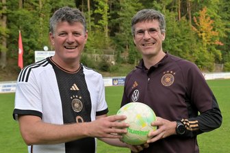 Fußball: Bürgermeister-Nationalelf muss sich Europameister Tschechien beugen - Oliver Martini (links), Baubürgermeister der Stadt Offenburg, stand in der Abwehr seinen Mann, Sebastian Schrempp, OB von Rheinstetten, coachte die DFB-Elf.