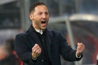 Fußball-Bundesliga: Mit neuem Trainer kehrt in Leipzig die Euphorie zurück - Trainerjubel: Domenico Tedesco ballt vor Freude die Faust nach dem Treffer zum 1:0 gegen Mönchengladbach.