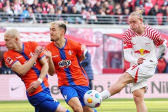 Fußball-Bundesliga: RB Leipzig nach Pflichtsieg gegen Darmstadt zurück auf Kurs - Augen zu und durch: Weder die Darmstädter Tim Starke und Julian Justvan noch der Leipziger Xaver Schlager (v. l.) haben in dieser Szene den Ball im Blick.