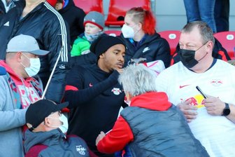 Fußball-Bundesligist RB Leipzig beim SC Freiburg gefordert - Auch Christopher Nkunku schrieb beim Fantag fleißig Autogramme. 