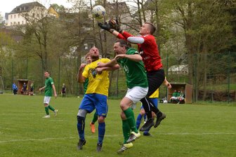 Fußball: Burkhardtsdorfer feiern wichtigen Auswärtssieg in Dittmannsdorf - Lars Streckenbach (Mitte) kommt in dieser Szene nicht an den Ball, da Dittmannsdorfs Torwart Philipp Schubert (r.) zur Stelle ist. Später machte es der Burkhardtsdorfer aber besser.