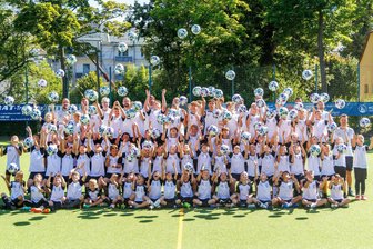 Fußball-Camp in der Plauener Ostvorstadt: Am Ende soll ein Sieg gegen die Eltern her - txt Foto: Oliver Orgs