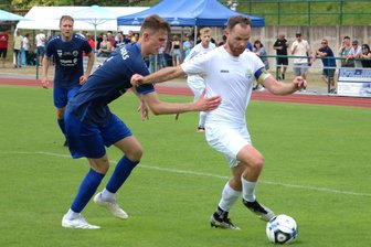 Fußball: Chemnitzer FC testet in Frankenberg - Im vergangenen Jahr testete der CFC, hier mit Kapitän Tobias Müller (r.), gegen den SV Barkas Frankenberg auf der Jahnkampfbahn und gewann 15:1.