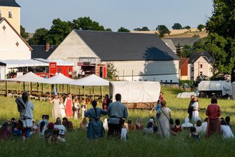 Fußball, Chöre und gelebte Historie: Fünf Tipps für das Wochenende in Mittelsachsen - 2022 machte der Besiedlungszug in Marbach Halt. Auch in diesem Jahr bringt er das Jahr 1156 in die Gegenwart.