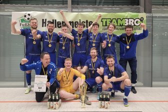 Fußball: Das sind die Hallenkreismeister Mittelsachsens der Saison 2025/26 - Die Fußballer des SSV Königshain-Wiederau haben im Männerbereich den ersten offiziellen Titel der Saison gewonnen.