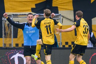 Fußball: Der Dresdner „Matchwinner“ des Sachsenderbys gegen Aue - Dynamos Dominik Kother (Mitte) jubelt nach seinem Tor zum 2:1 mit Stefan Kutschke (li.) und Christoph Daferner.