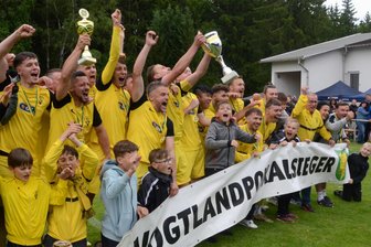 Fußball: Der VfB Schöneck feiert das Double und schrottet dabei den Vogtlandpokal - Der VfB Schöneck bejubelt in Beerheide den 3:1-Finalsieg gegen Fortuna Plauen.