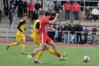 Fußball-Derby im Erzgebirge endet mit deutlichem Sieg – der Verlierer gerät unter Druck - Richard Strehmel (rotes Trikot) schoss im Derby zwischen dem FC Stollberg und dem Oelsnitzer FC das 1:0 für die Gastgeber.