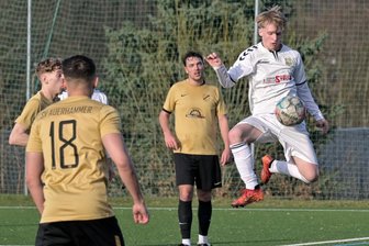 Fußball-Derby in Schneeberg sieht zwei grundverschiedene Halbzeiten – und einen überraschenden Gewinner - Selbst akrobatische Einlagen wie diese von Eric Klausnitz haben den Kickern des FC Concordia Schneeberg nichts genützt. Sie unterlagen im Derby dem Schlusslicht vom SV Auerhammer.