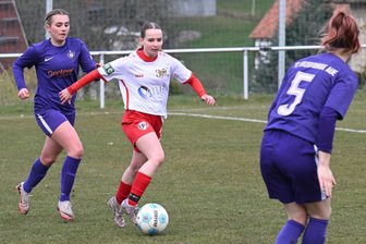Fußball: DFC Westsachsen belohnt sich im Derby gegen Erzgebirge Aue nicht - Jessica Hover (Mitte) hatte am Sonntag den 1:1-Ausgleich für den DFC erzielt.