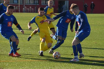 Fußball: Dittmannsdorf und Raschau-Markersbach verteidigen Spitzenposition - Julian Messig (l.) und die BSG Motor Zschopau bekundeten beim 3:0 gegen den SV Lauterbach (mit Eric Vogt und Samuel Fuß) kaum Mühe.