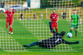 Fußball: Dittmannsdorfer Lauf hält weiter an - Lucas Nitsche hält den Sieg für Krumhermersdorf fest. Kurz vor Schluss vereitelte er einen Elfmeter des Zöblitzers Eric Walther.