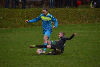 Fußball: Dittmannsdorfer setzen Siegesserie in der Kreisliga fort - Auf tiefem Boden war das Spitzenspiel der Kreisliga Ost von Zweikämpfen geprägt. Am Ende behielten Jim Merkel (l.) und Dittmannsdorf mit 2:0 die Oberhand gegen Gebirge-Gelobtland um Lucas Oestreich.