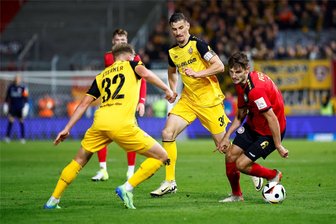 Fußball-Drittligist Dynamo Dresden verliert Spiel und Kapitän Kutschke - Stefan Kutschke (Mitte) im Spiel gegen Wehen Wiesbaden, in dem er die Rote Karte sah.