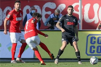 Fußball-Drittligist FSV Zwickau erkämpft ersten Saisonsieg - Entweder er geht in die Wolken oder ins Netz. Das dachte sich Yannic Voigt bei seinem Schuss in der 90. Minute. Er ging ins Tor. Links beobachtet Davy Frick die Szene.