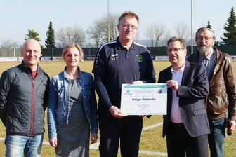 Fußball-Ehrenamt: Wie ein Hobby-DJ aus dem Erzgebirge im „Club 100“ landete - Motor-Präsident Olaf Görmer, Caroline Schiller-Woters, Holger Tottewitz, Vizepräsident Jörg Gernhardt vom Sächsischen Fußballverband und Klaus Müller vom Kreisverband bei der Auszeichnung in Marienberg.