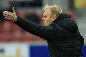 Fußball: Ein Chemnitzer will den Chemnitzer FC ärgern - Daniel Wölfel, Trainer der Magdeburger U23, engagiert an der Seitenlinie.