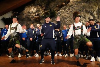 Fußball-EM: Das ist Deutschlands Auftaktgegner Schottland - Aston Villas John McGinn will mit seinen Schotten, so wie hier bei der Ankunft in Garmisch, Deutschland mit feinem Fußball austanzen.