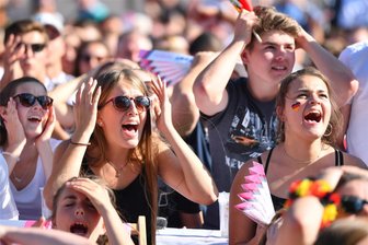 Fußball-EM: Was dürfen die Fans? - Wenn sich die Anspannung entlädt, kann es beim Public Viewing auch mal laut werden. Dort dürfen die Fans ihre Emotionen rauslassen.