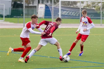 Fußball: Erfolgreiche Bilanz für Annaberger Juniorenkicker - Sowohl die Annaberger Felix Schür (l.) und Björn Seidel (r.) als auch der Gelenauer Pascal Neubert konnten am Wochenende Siege mit ihren Teams feiern.